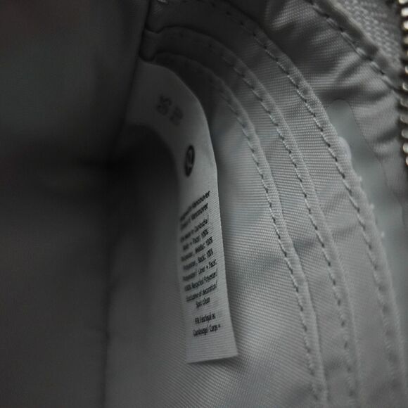New Lululemon Clippable Card Pouch Iridescent IRDS/SLVR Water Repellent Zippered - Picture 6 of 9